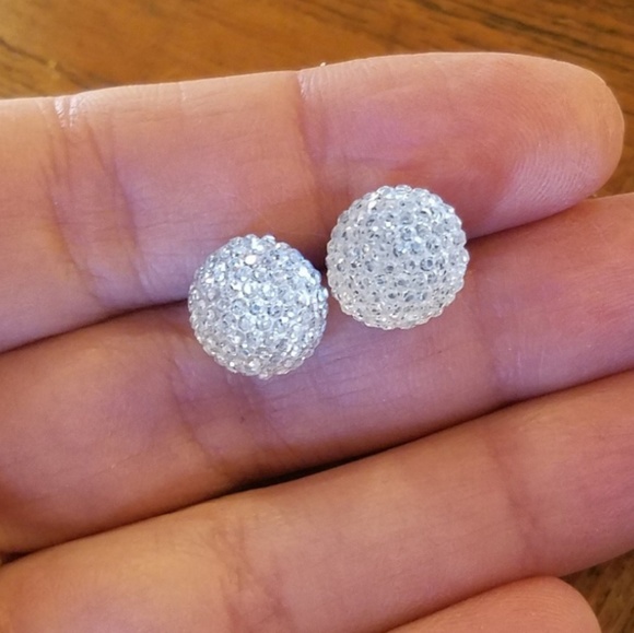 Jewelry - NWOT Globe Studs